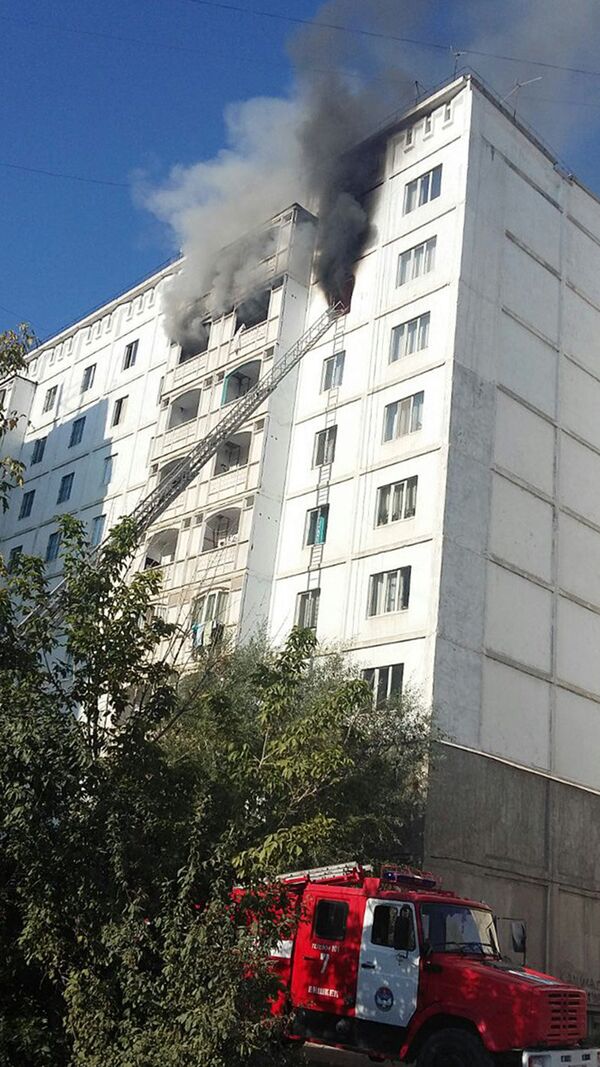 Пожар в многоэтажном доме в микрорайоне Учкун Пожар в многоэтажном доме в микрорайоне Учкун - Sputnik Кыргызстан