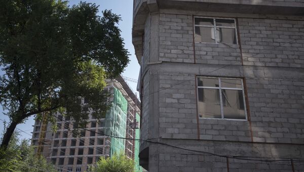 Окна многоэтажного дома во время строительства в Бишкеке. Архивное фото - Sputnik Кыргызстан