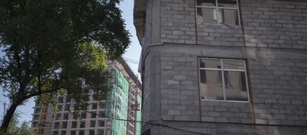 Окна многоэтажного дома во время строительства в Бишкеке. Архивное фото - Sputnik Кыргызстан