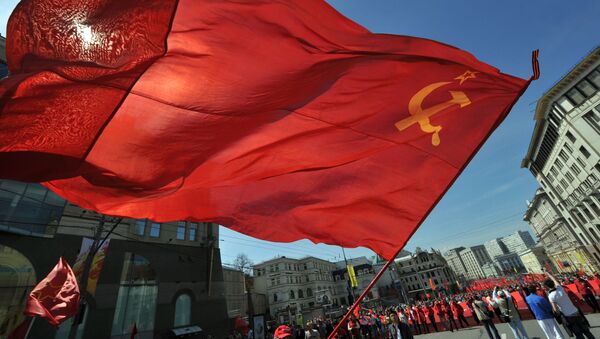 Участники шествия в с флагом СССР. Архивное фото - Sputnik Кыргызстан