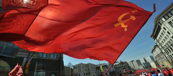 Участники шествия в с флагом СССР. Архивное фото - Sputnik Кыргызстан