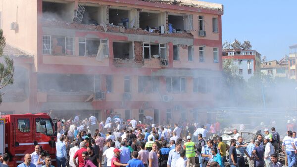 Последствия взрывов двух начиненных взрывчаткой автомобилей в городе Элязыг на востоке Турции. - Sputnik Кыргызстан