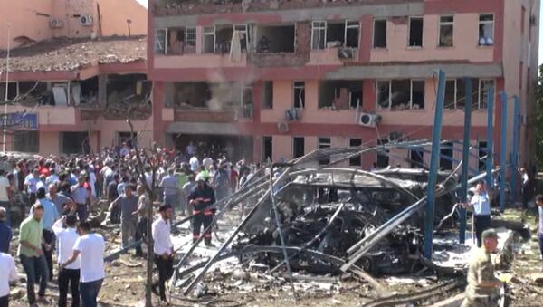 Взрыв произошел у полицейского участка на востоке Турции. Кадры с места ЧП - Sputnik Кыргызстан
