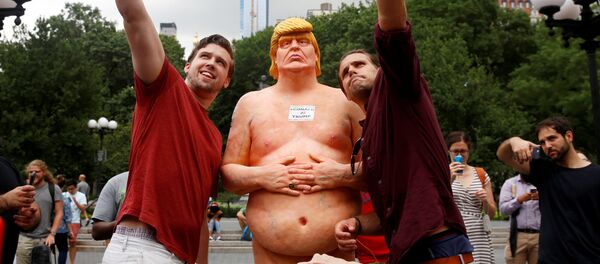 Статуя, изображающая обнаженного Дональда Трампа, в Нью-Йорке. 19 августа 2016 года - Sputnik Кыргызстан