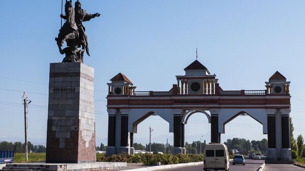 Памятник герою кыргызского народного эпоса Курманбеку баатыру на въезде в город Джалал-Абад. Архивное фото - Sputnik Кыргызстан