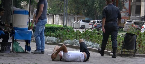 Соцэксперимент Прилично одетый или бездомный — кому помогут бишкекчане Соцэксперимент Прилично одетый или бездомный — кому помогут бишкекчане - Sputnik Кыргызстан