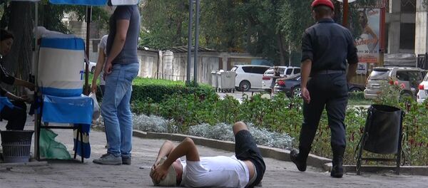 Соцэксперимент: бай-кедей — өтүп бара жаткандар кимисине көбүрөөк жардам беришти Соцэксперимент: бай-кедей — өтүп бара жаткандар кимисине көбүрөөк жардам беришти - Sputnik Кыргызстан