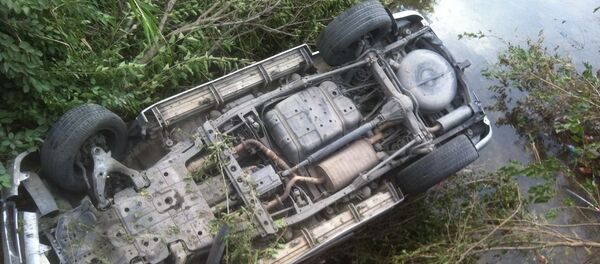 Бишкектин Дордой базарынын жанындагы жаңы конушта көпүрөдөн кулап кеткен унаа - Sputnik Кыргызстан