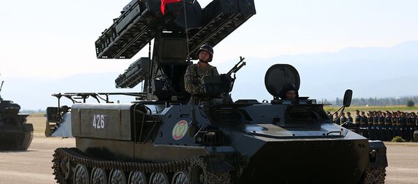 Военнослужащий на военной технико во время репетиции военного парада к 25-летию независимости. Архивное фото Военнослужащий на военной технико во время репетиции военного парада к 25-летию независимости. Архивное фото - Sputnik Кыргызстан