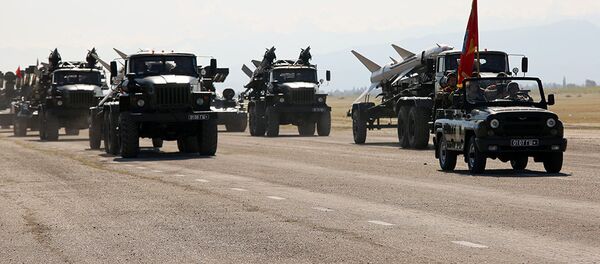 Военнослужащие во время репетиции военного парада к 25-летию независимости Военнослужащие во время репетиции военного парада к 25-летию независимости - Sputnik Кыргызстан