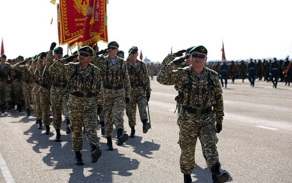 Репетиция прошла на базе войсковой части № 52806 с участием военнослужащих органов управлений, соединений и частей Бишкекского гарнизона - Sputnik Кыргызстан
