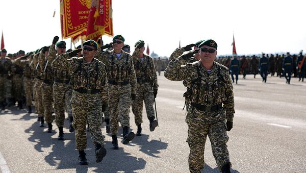 Военнослужащие во время репетиции военного парада. Архивное фото - Sputnik Кыргызстан