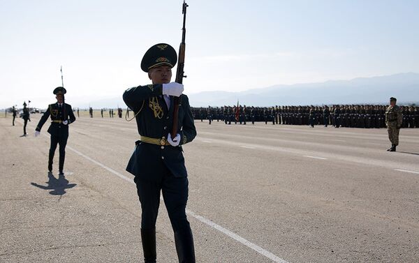 Вместе с парадными расчетами на тренировке также было отработано сопровождение автомобильной, военной и авиационной техники - Sputnik Кыргызстан