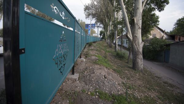 Установка ограждений по улице Фучика и проспекту Жибек-Жолу в Бишкеке - Sputnik Кыргызстан