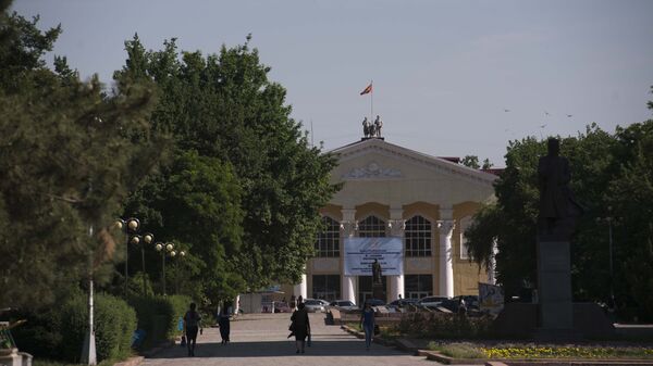 Кыргызский Национальный университет на фоне аллеи молодежи. Архивное фото - Sputnik Кыргызстан