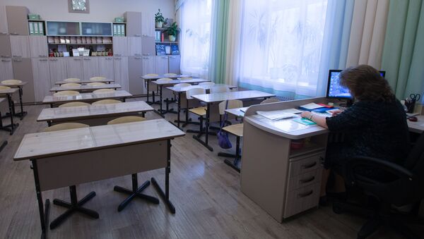 Учительница в школе. Архивное фото - Sputnik Кыргызстан