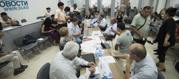 Журналисты и эксперты на круглом столе по вопросу внесения поправок в Конституцию Журналисты и эксперты на круглом столе по вопросу внесения поправок в Конституцию - Sputnik Кыргызстан