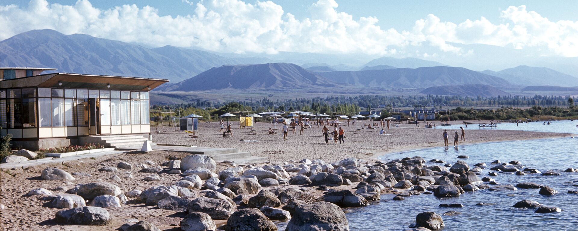Берег озера Иссык-Куль. Архивное фото - Sputnik Кыргызстан, 1920, 11.08.2022