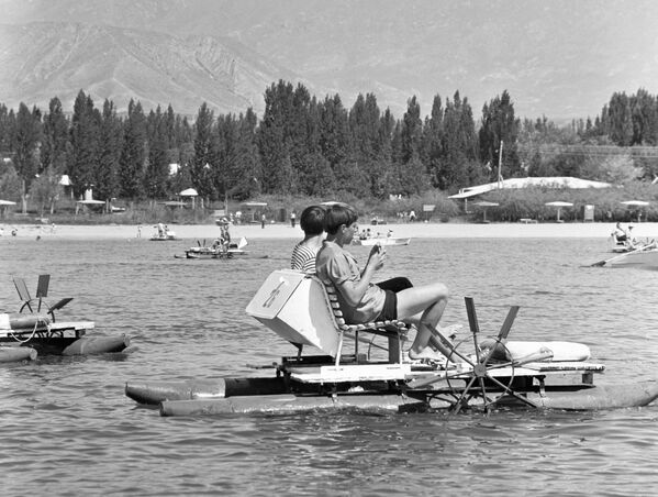 Жители Киргизии отдыхают на озере Иссык-Куль - Sputnik Кыргызстан