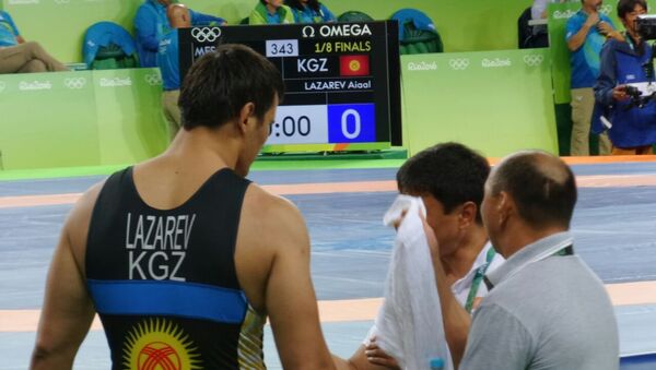 Борец вольного стиля из Кыргызстана Айаал Лазарев во время схватки с поляком Робертом Бараном в 1/8 финала на Олимпиаде в Рио-де-Жанейро - Sputnik Кыргызстан