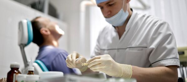 Врач стоматолог во время работы. Архивное фото - Sputnik Кыргызстан