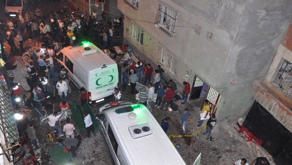 Сотрудники скорой помощи на месте взрыва, который произошел во время свадебного торжества в городе Газиантеп на юге Турции. - Sputnik Кыргызстан