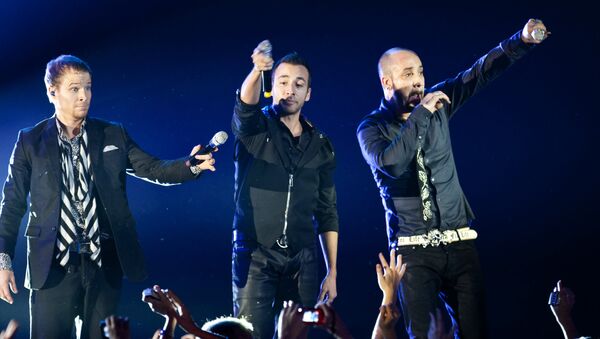 Солисты группы Backstreet Boys Брайн Литтрел, Хауи Дорои и Эй Джей во время концерта. Архивное фото - Sputnik Кыргызстан