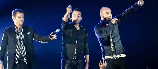 Солисты группы Backstreet Boys Брайн Литтрел, Хауи Дорои и Эй Джей во время концерта. Архивное фото - Sputnik Кыргызстан