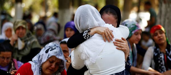 Родственники и друзья жертв взрыва, который произошел во время свадебного торжества в городе Газиантеп на юге Турции. - Sputnik Кыргызстан