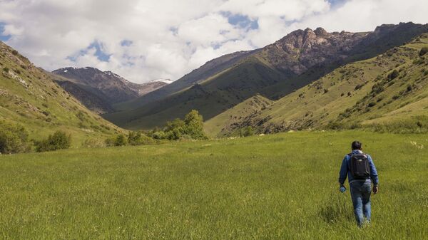 Турист в горах. Архивное фото - Sputnik Кыргызстан