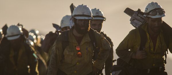 Сотрудники пожарной службы США. Архивное фото Сотрудники пожарной службы США. Архивное фото - Sputnik Кыргызстан