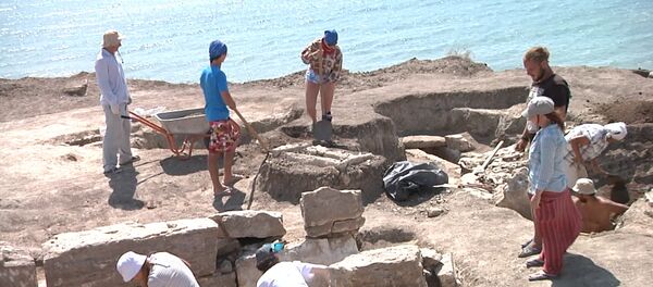 Археологи нашли древнюю &quot;радионяню&quot; при раскопках некрополя Кыз-Аул в Крыму - Sputnik Кыргызстан