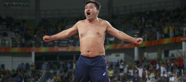 Тренер монгольского борца Мандахнарана Ганзорига который недовольный решением судей разделся прямо на ковре - Sputnik Кыргызстан