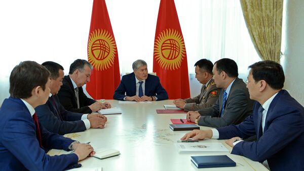 Президент Алмазбек Атамбаев чек ара маселелери боюнча жыйыны учурунда - Sputnik Кыргызстан