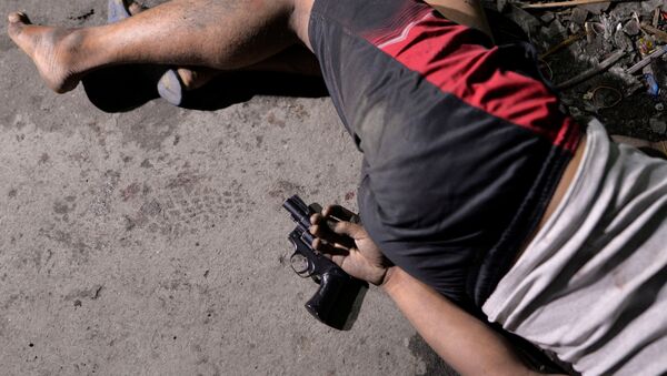 Тело мужчины с пистолетом под рукой, который был убит во время операции полиции Филиппин Shabu в Маниле. - Sputnik Кыргызстан