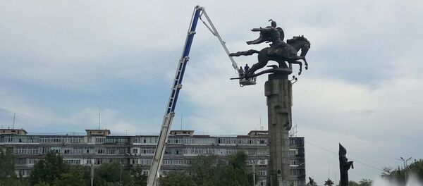 Тазалык муниципалдык ишканасынын кызматкерлери эстеликтерди жууп тазалоодо - Sputnik Кыргызстан