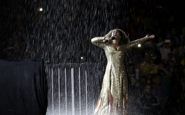 Бразильская певица Мариене де Кастро выступает на церемонии закрытия XXXI  Олимпийских игр - Sputnik Кыргызстан
