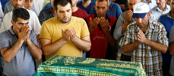 Газиантеп шаарында теракттан каза болгон 3 айлык Сехрибан Нурбайдын туугандары жерге берүү зыйнатында Газиантеп шаарында теракттан каза болгон 3 айлык Сехрибан Нурбайдын туугандары жерге берүү зыйнатында - Sputnik Кыргызстан