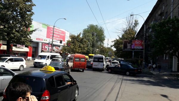 Автомобили стоят на заторе на улице Киевской в Бишкеке - Sputnik Кыргызстан