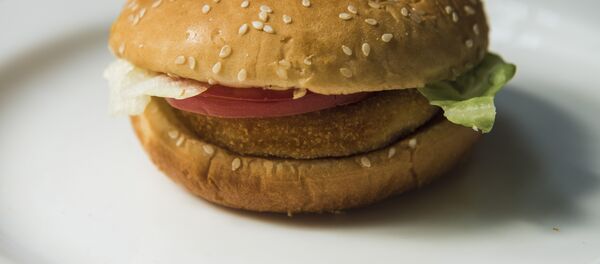 Бургер с кунжутом и курицей - Sputnik Кыргызстан