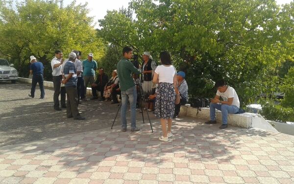Жители села Алмалуу-Булак Джалал-Абадской области, где весной сошел оползень, повлекший гибель человека, во вторник провели митинг - Sputnik Кыргызстан