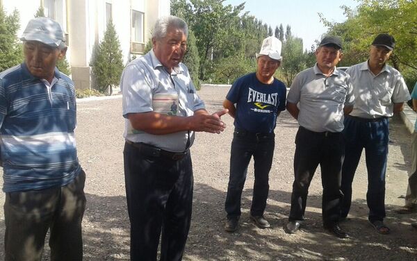 Около 20 человек, вышедших на митинг к акимиату Сузакского района и управлению МЧС по области, отметили, что власти обещали выделить им места для строительства новых домов и беспроцентные кредиты - Sputnik Кыргызстан