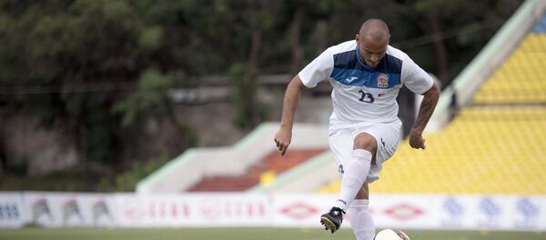 Полузащитник сборной Кыргызстана по футболу Эдгар Бернхардт во время тренировок. Архивное фото - Sputnik Кыргызстан