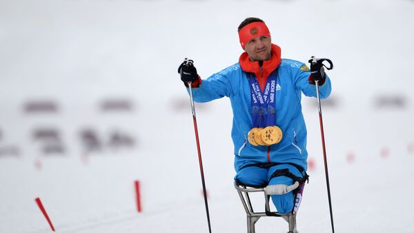 Роман Петушков (Россия), завоевавший шесть золотых медалей на XI Паралимпийских зимних играх в Сочи. Архивное фото - Sputnik Кыргызстан