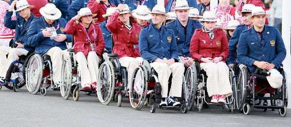 Российская паралимпийская сборная во время церемонии подъема флага России. Архивное фото - Sputnik Кыргызстан