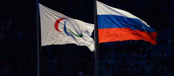 Паралимпийский флаг и национальный флаг России. Архивное фото - Sputnik Кыргызстан