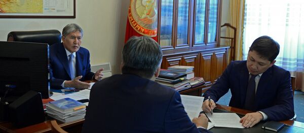 Алмазбек Атамбаев принял министра иностранных дел Эрлана Абдылдаева и заведующего отделом внешней политики аппарата президента Сапара Исакова - Sputnik Кыргызстан