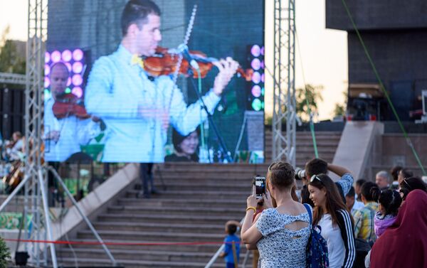 Перед зрителями выступили президентский камерный оркестр Манас и более десятка именитых исполнителей классической музыки из Кыргызстана и западных стран - Sputnik Кыргызстан