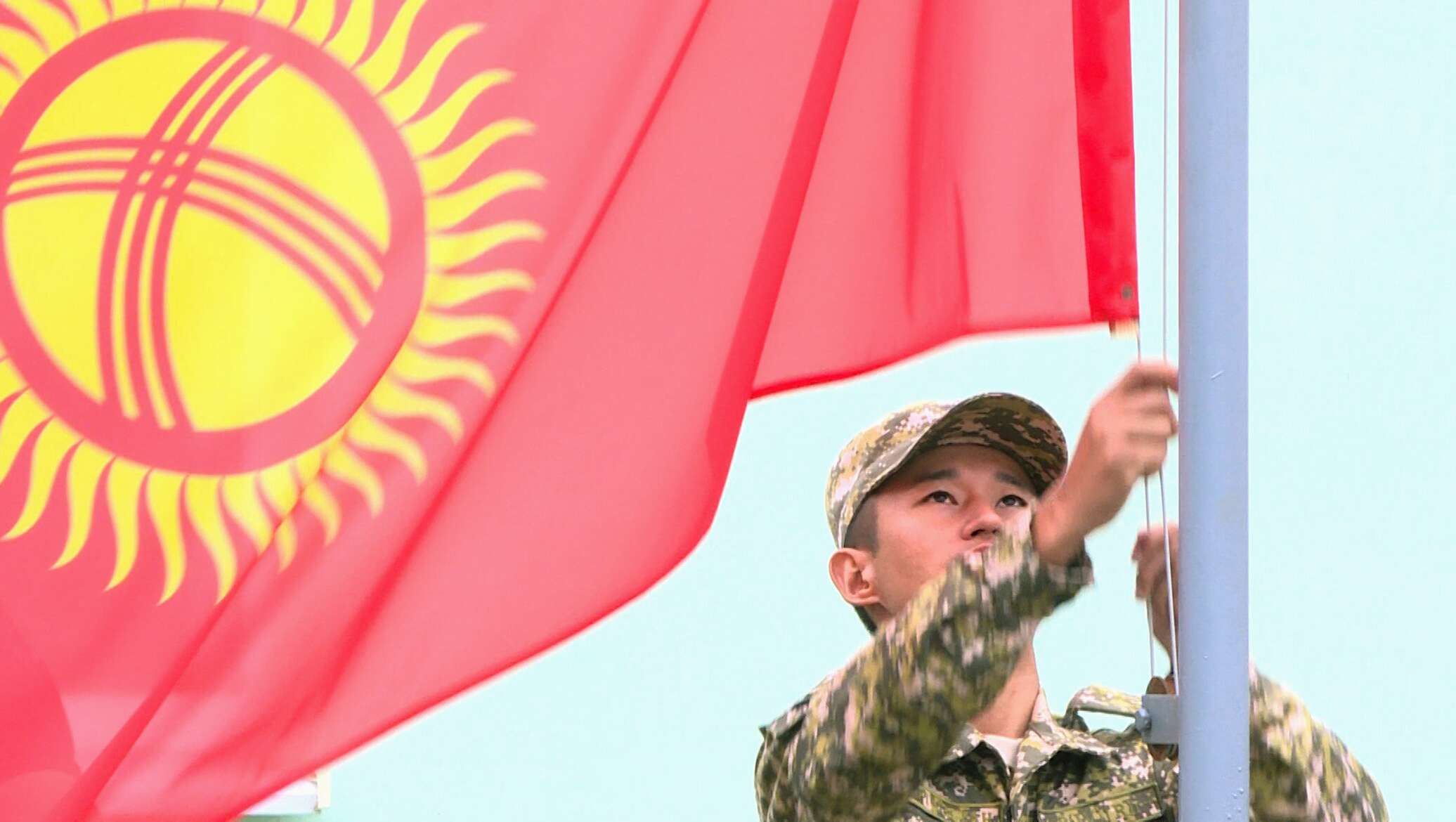 В дни траура государственный флаг. Флаг Киргизии 2022. Кыргызский солдат с флагом. Солдат с флагом. День флага Кыргызстана.