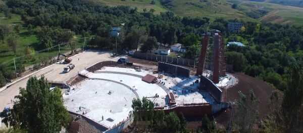 Гигантский бронзовый барельеф устанавливают в Ата-Бейите Гигантский бронзовый барельеф устанавливают в Ата-Бейите - Sputnik Кыргызстан